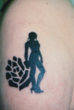 タトゥー 洋彫り 太もも